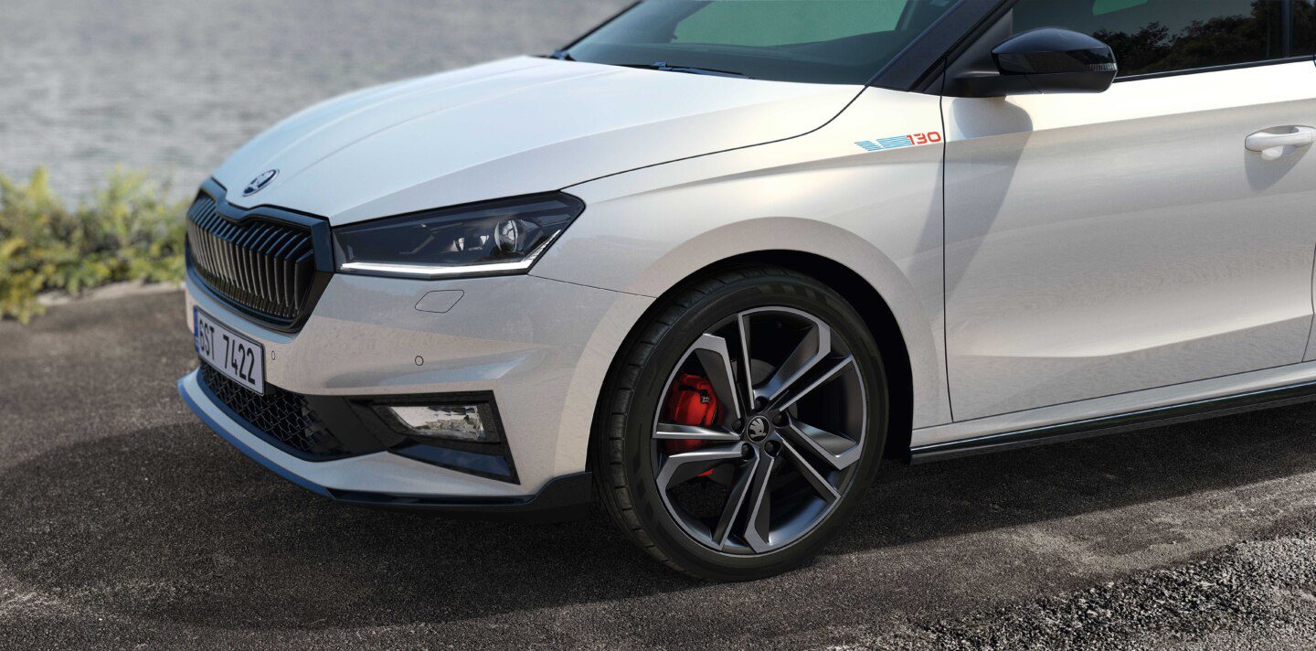 Front three quarters view of a Skoda Fabia 130 in white.