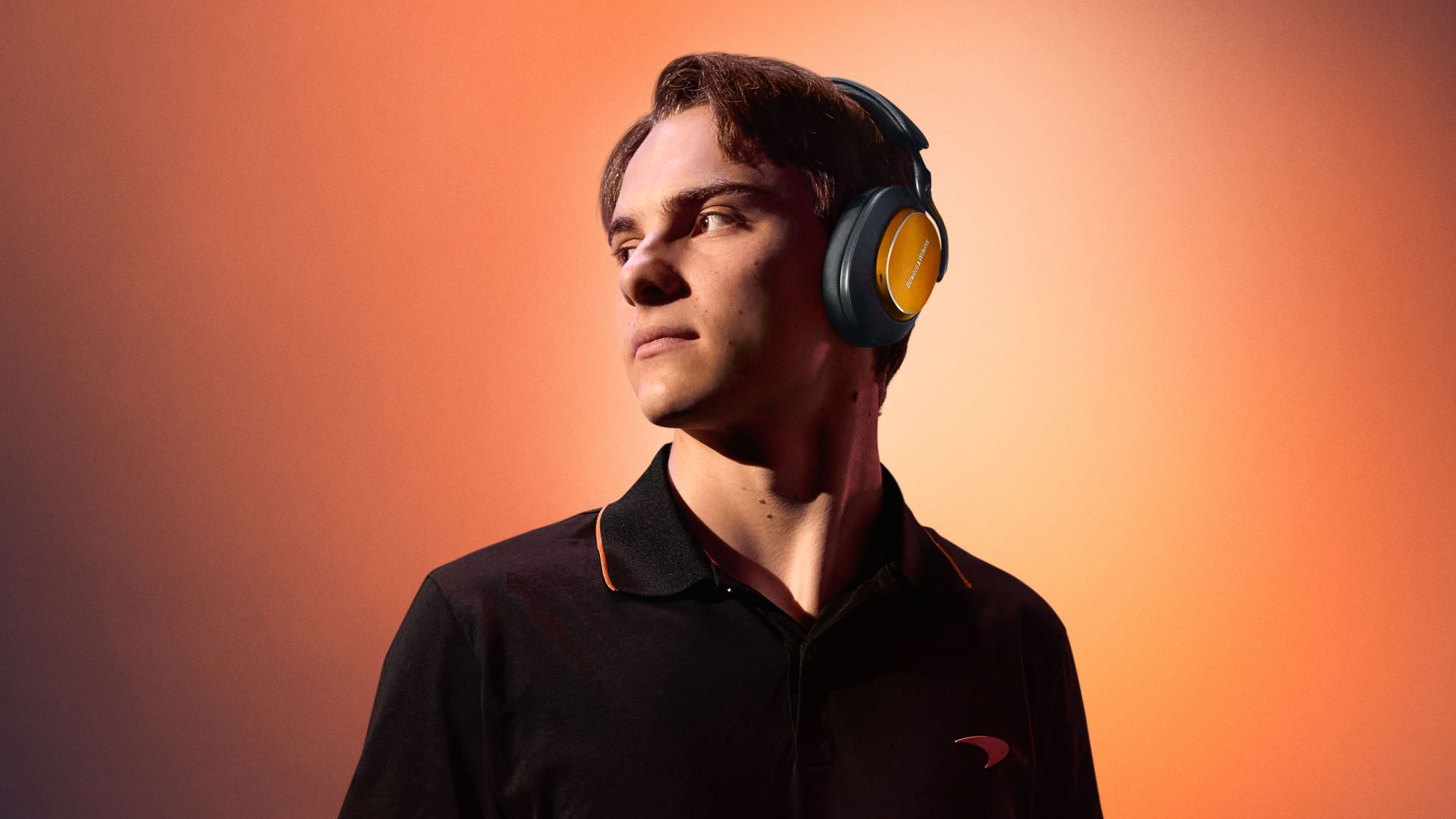 Oscar Piastri wearinng the Bowers & Wilkins Px8 S2 McLaren Edition headphones.