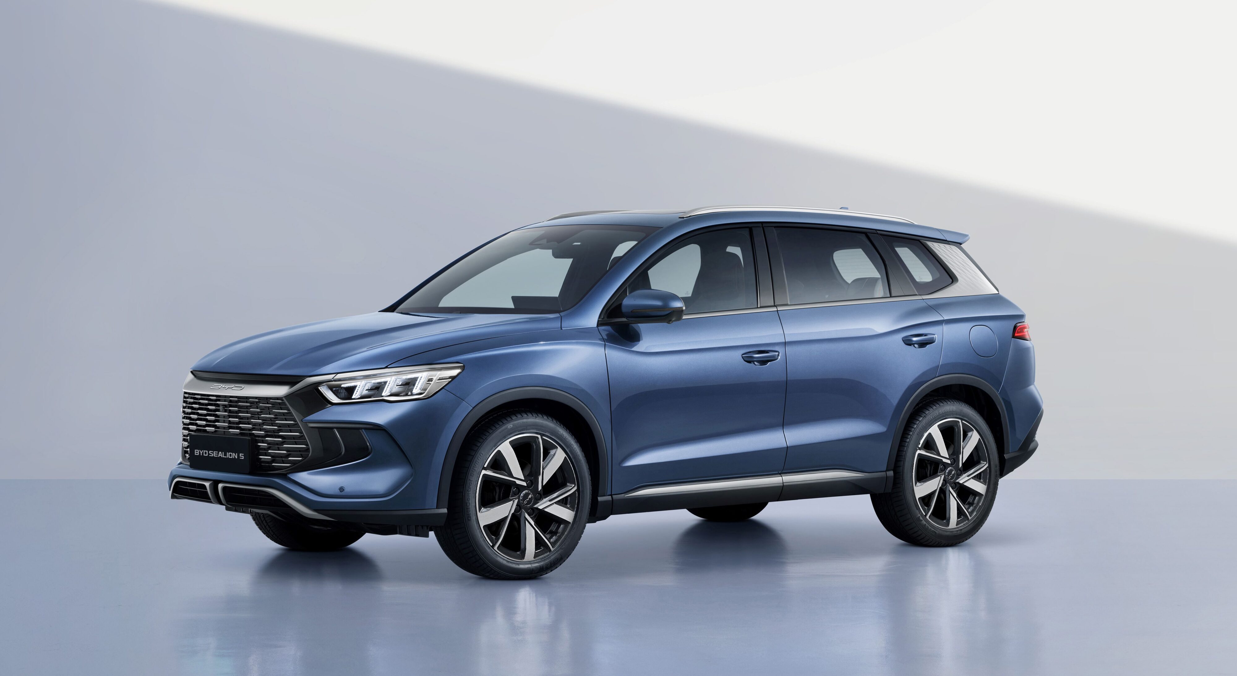 Front three quarters view of BYD Sealion 5 in Blue.