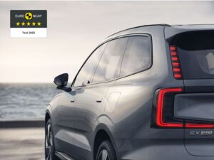 A rear three quarters photo of the new Volvo EX90 in grey.