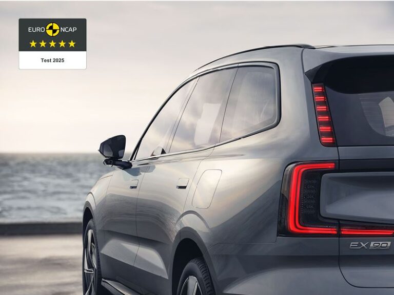 A rear three quarters photo of the new Volvo EX90 in grey.