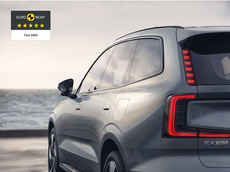 A rear three quarters photo of the new Volvo EX90 in grey.