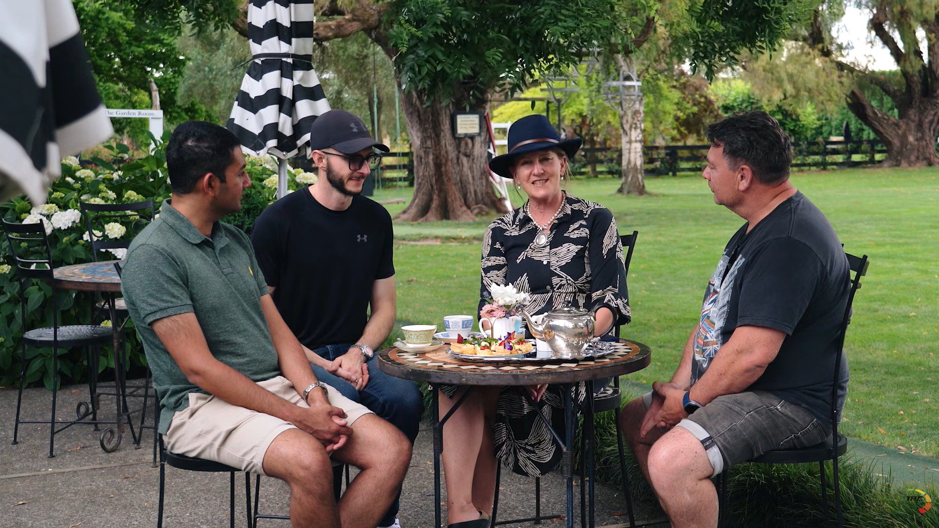Tarmac Life Xmas Special - Mini 66th. 66 Hours, 6 Cities, 6 British Meals Across NZ