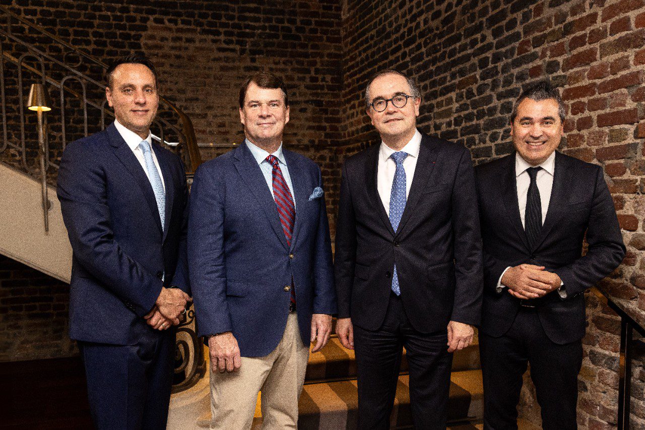 A photo of four executives from both Ford and Renault redesigning the agreement.