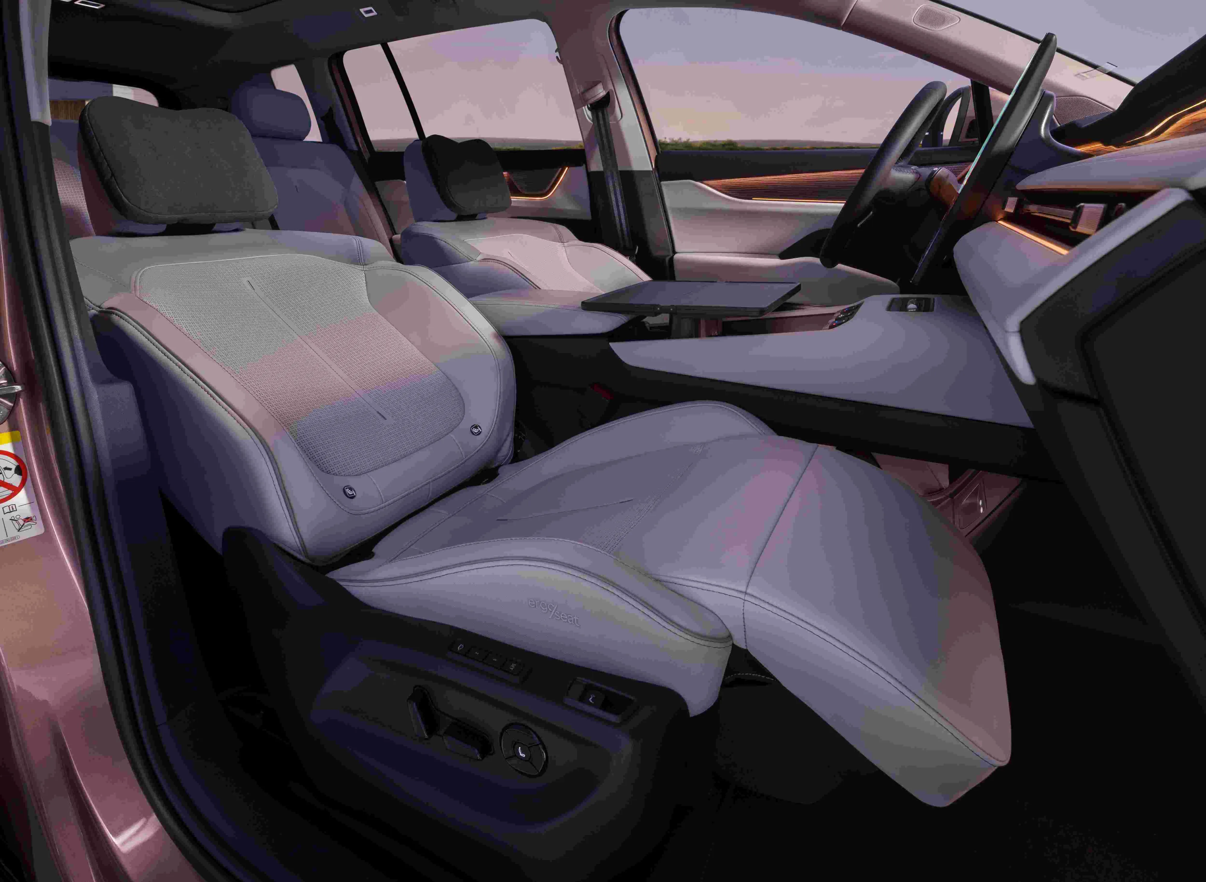The World Finally Meets the New 7 Seater Škoda Peaq 640km EV
