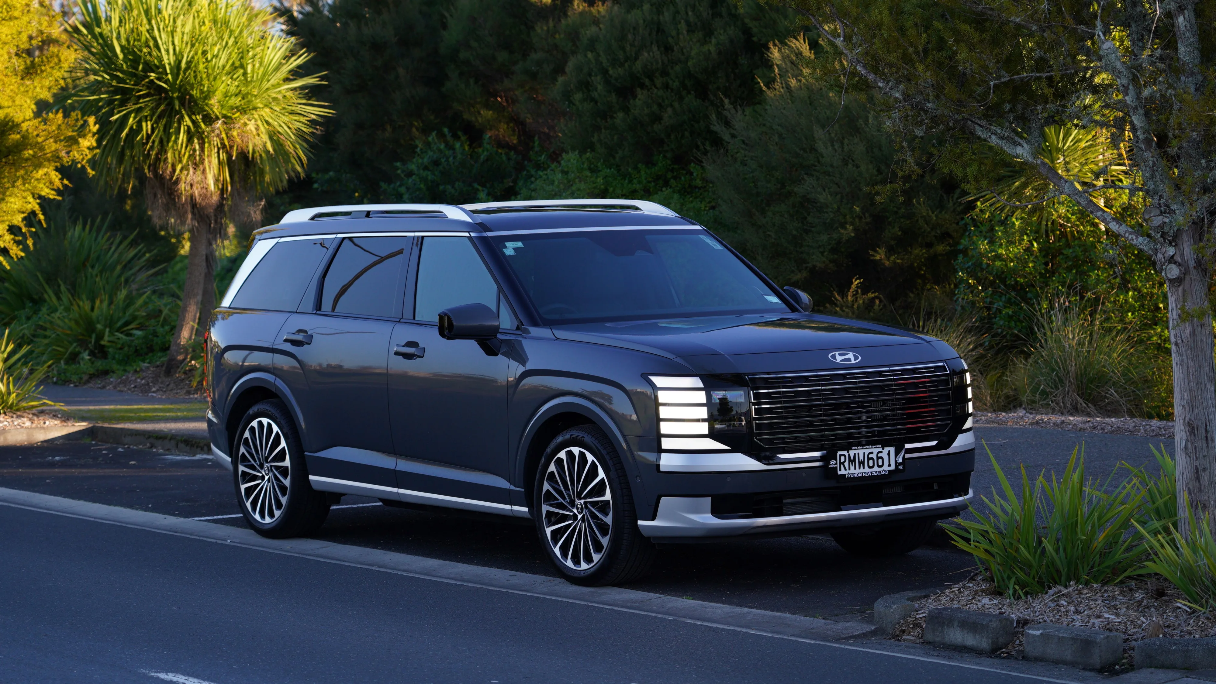 Front right three quarters view of a 2026 Hyundai Palisade Calligraphy in Ecotronic Grey Pearl. Photo taken by Harry de Souza.