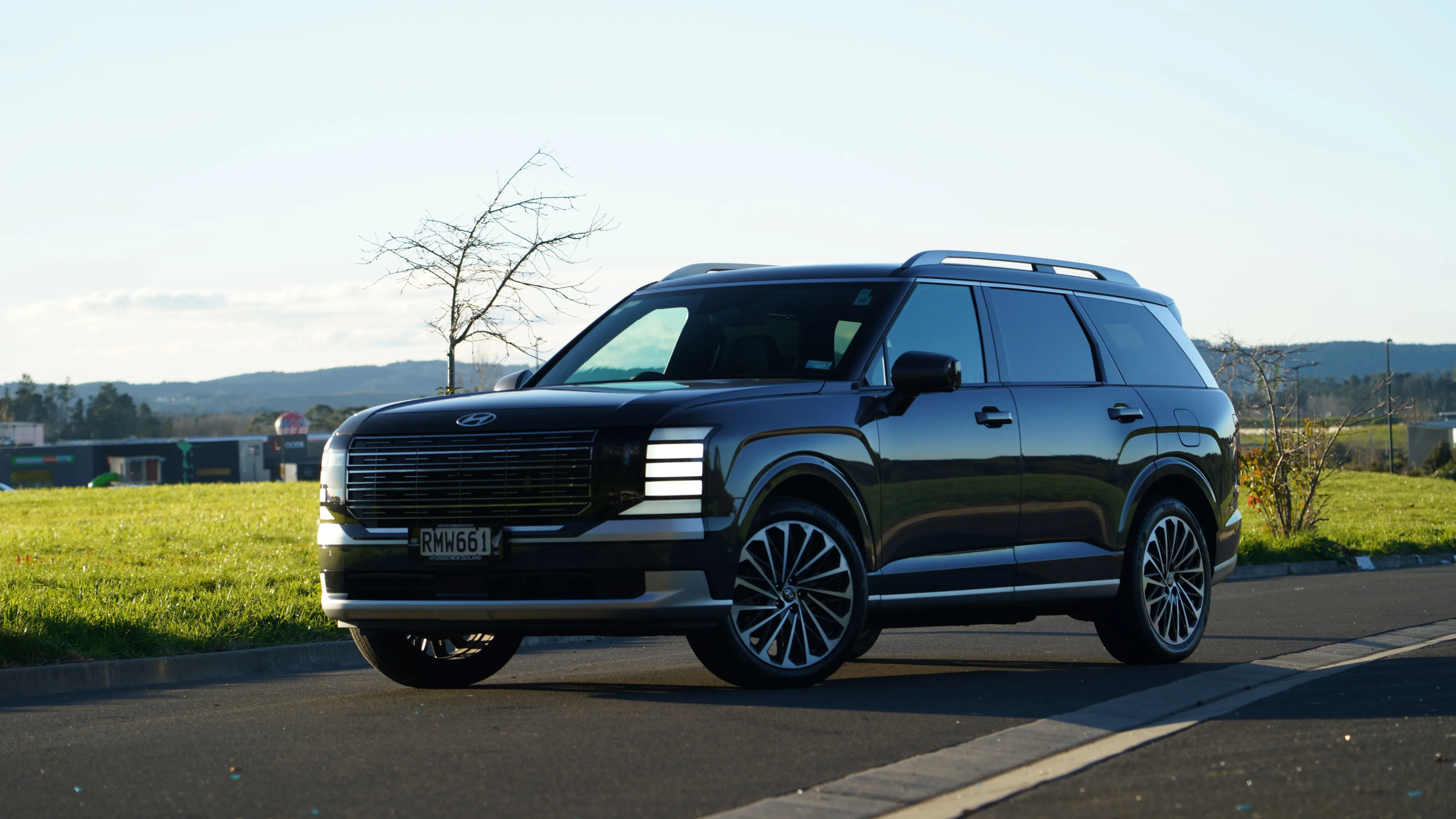 Front left three quarters view of a 2026 Hyundai Palisade Calligraphy in Ecotronic Grey Pearl. Photo taken by Harry de Souza.