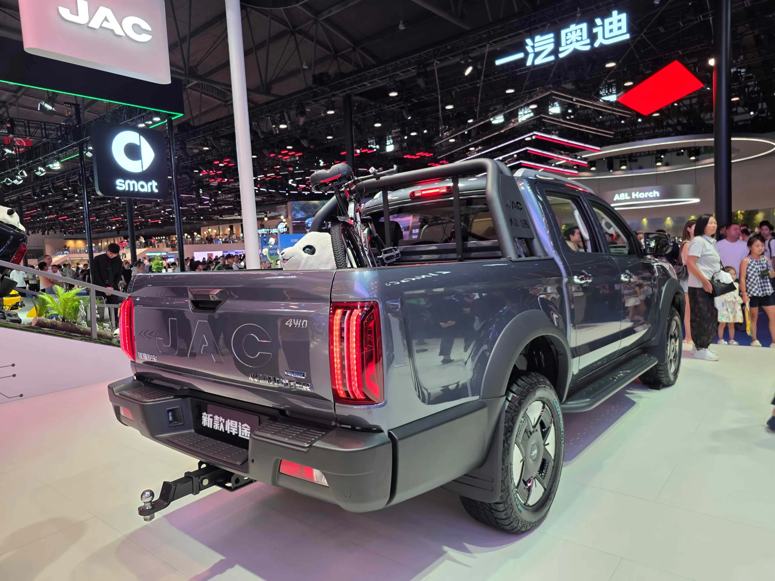 JAC Shows Off New T9 Ute PHEV Interior - and it's Stunning