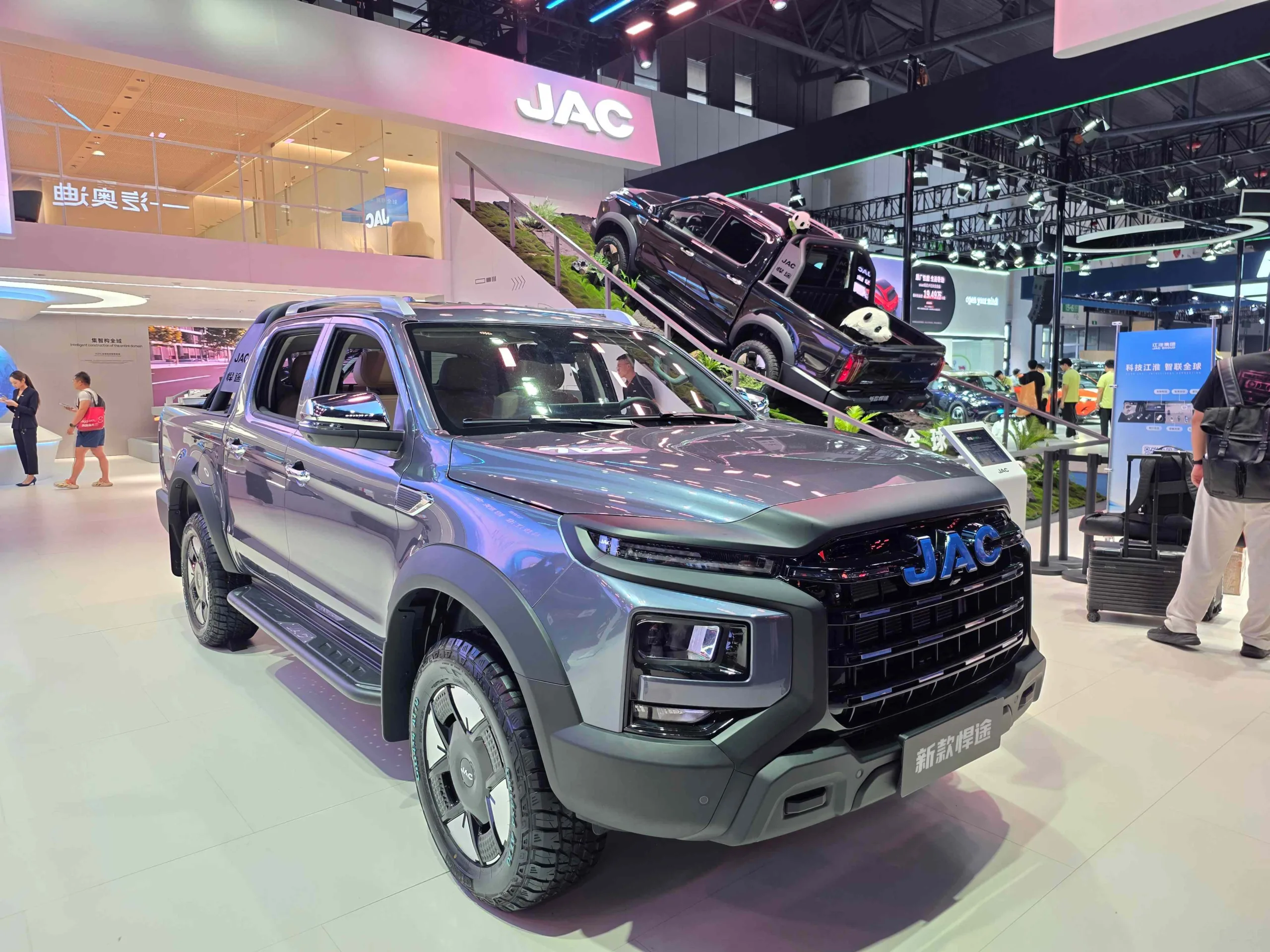 JAC Shows Off New T9 Ute PHEV Interior - and it's Stunning