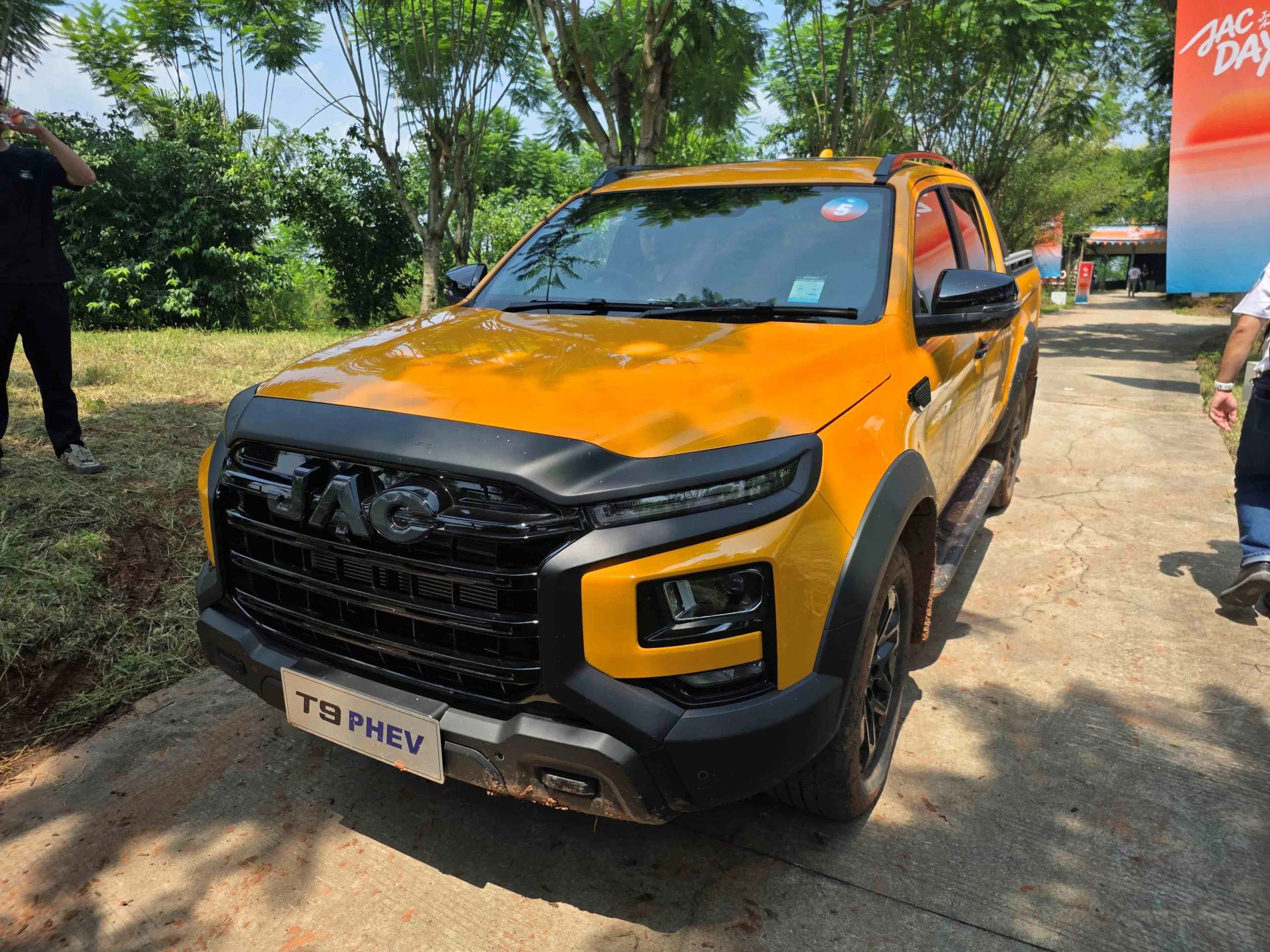 JAC T9 PHEV First Off-Road Drive - In China