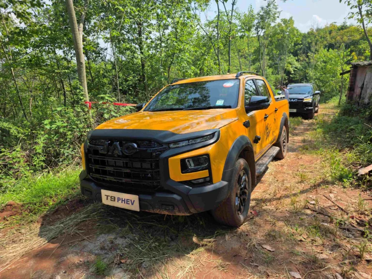 JAC T9 PHEV First Off-Road Drive - In China