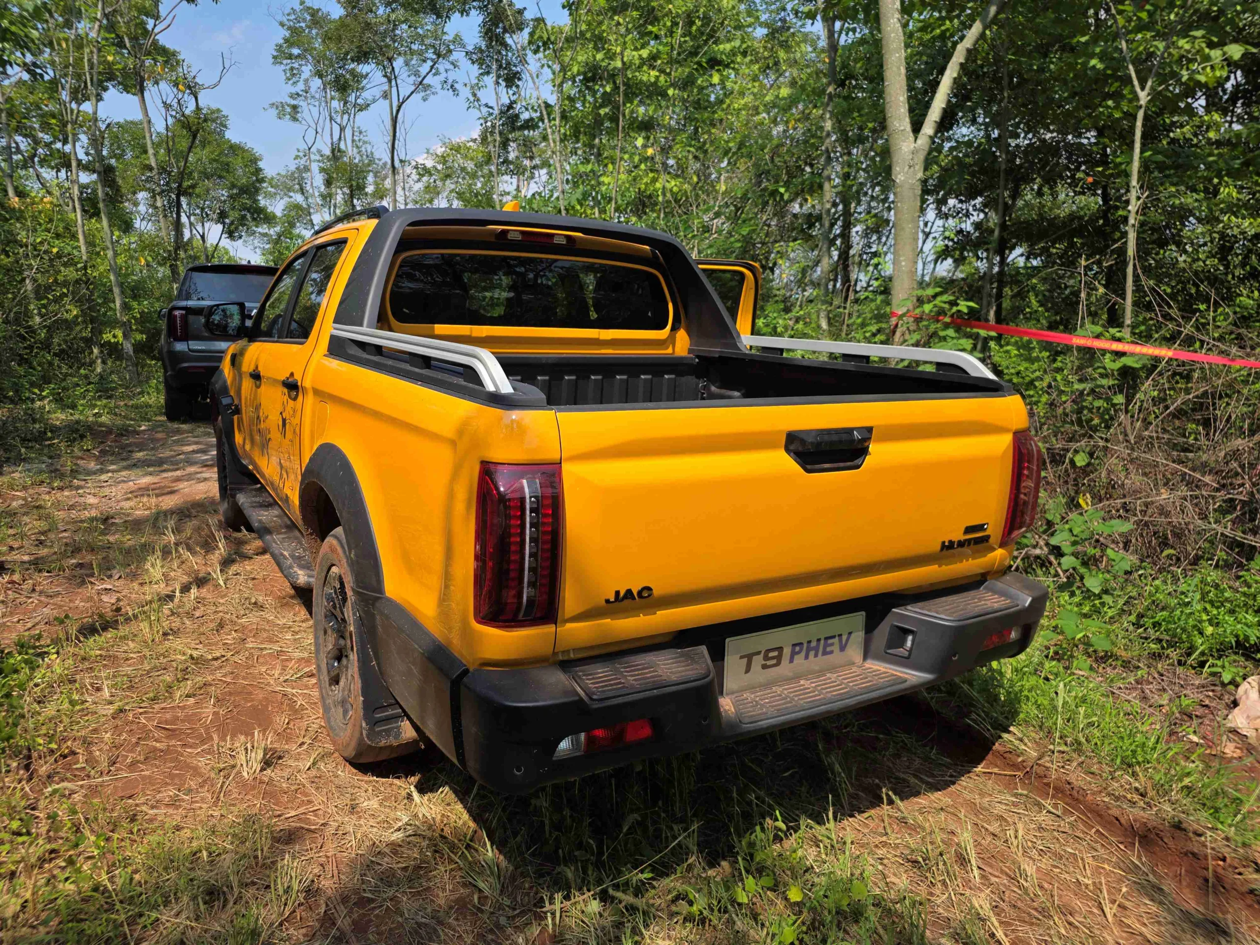 JAC T9 PHEV First Off-Road Drive - In China
