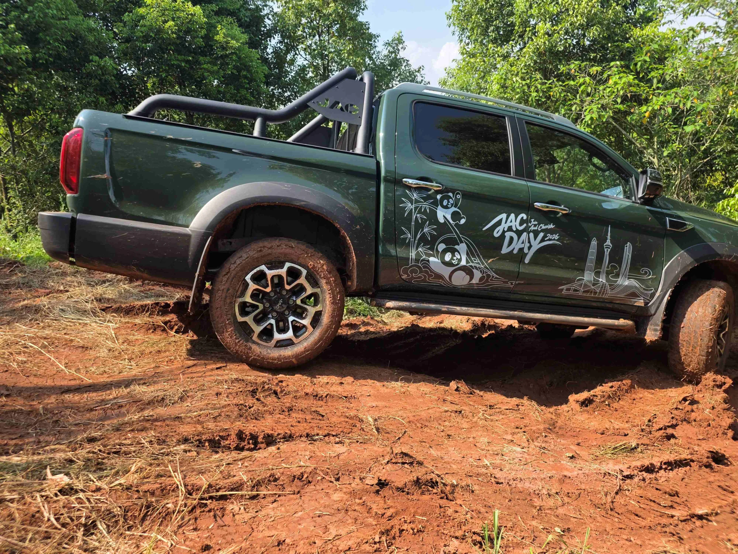 JAC T9 PHEV First Off-Road Drive - In China
