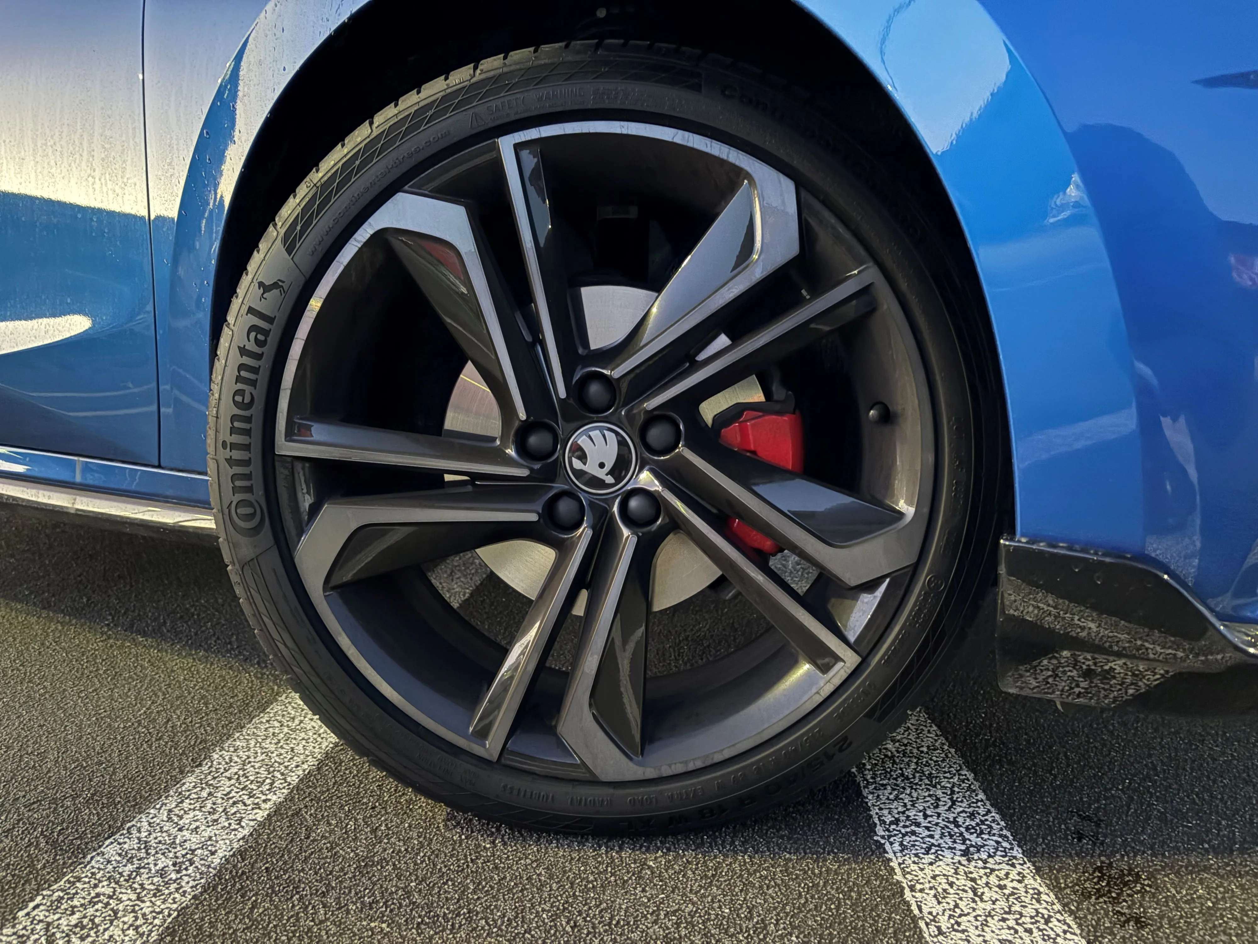 Close-up of the special alloy wheels and red brake calipers on a 2026 Skoda Fabia 130 in Race Blue Metalic.