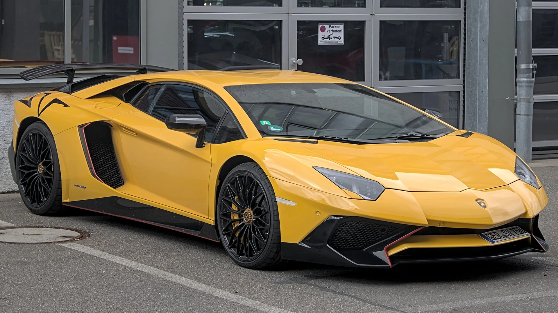 Cardle of the Day: The Aventador Keeps Its Secrets Until the Very End
