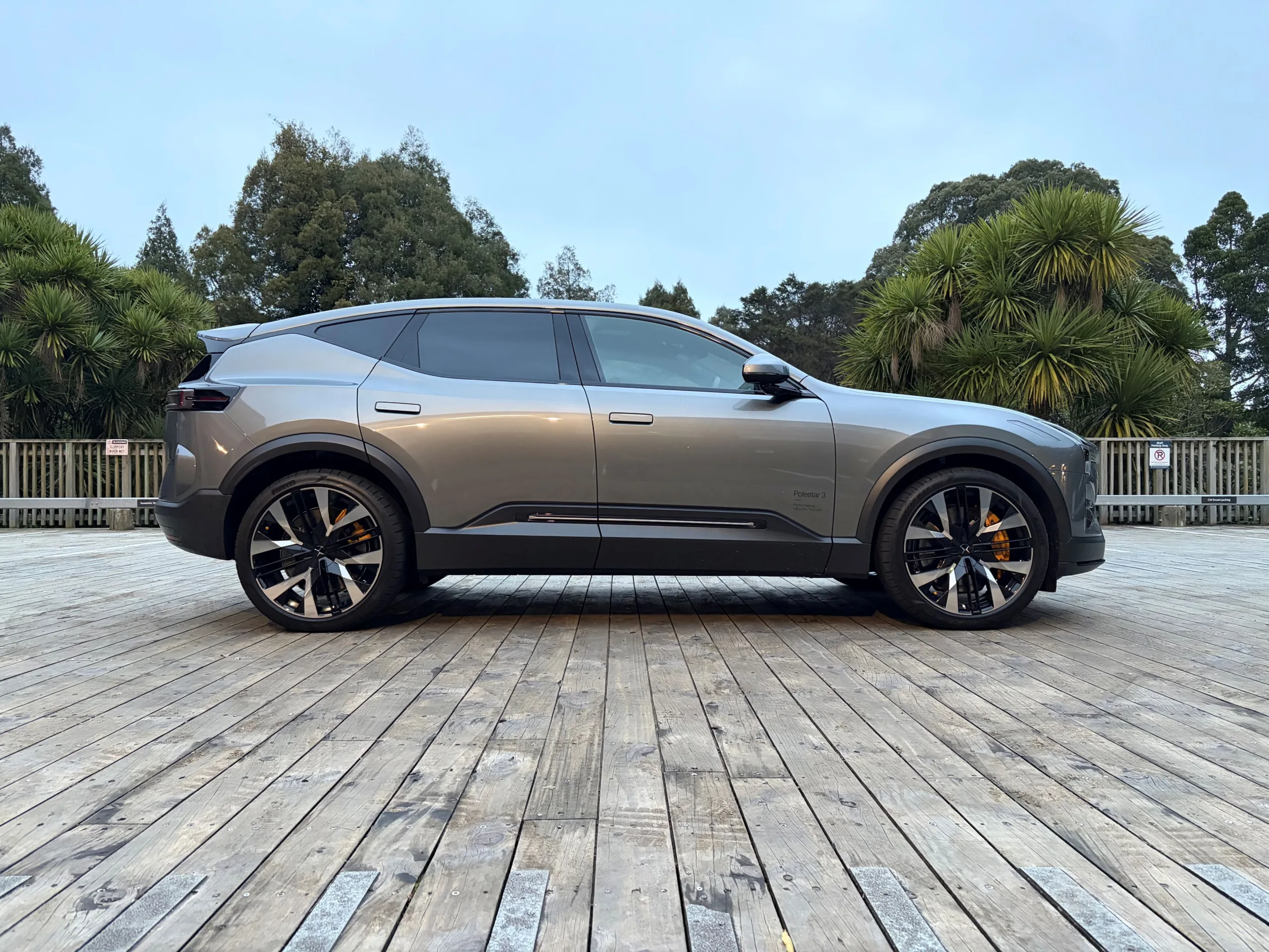 Side on view of a 2026 Polestar 3 Performance in Storm.