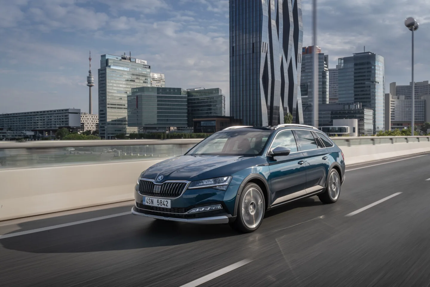 Škoda Superb Marks 25 Years With Nearly 1.8 Million Buyers